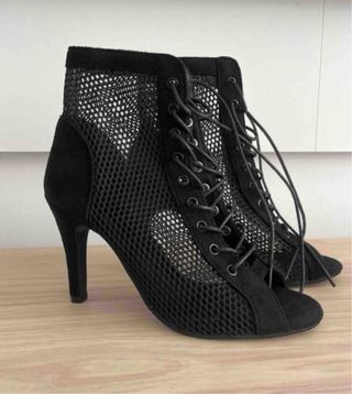 Tacones de malla con cordones. 