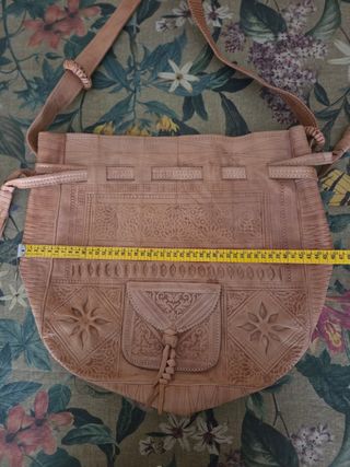 ⭐️Bolso grande de piel marrón con dibujos grabados