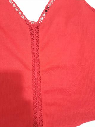 Top rosso con dettagli