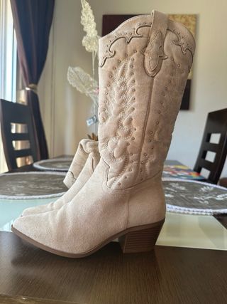 Botas altas beige con pedrería