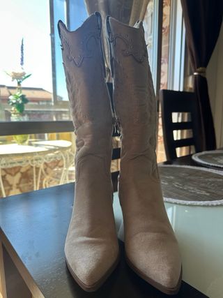 Botas altas beige con pedrería