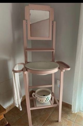 Tocador antiguo rosa con espejo y lavabo