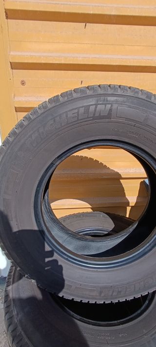 Cuatro neumaticos al 80% 
225 75 R16 CP