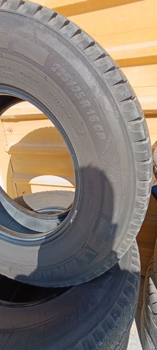 Cuatro neumaticos al 80% 
225 75 R16 CP
