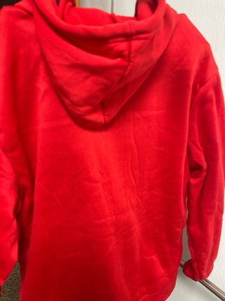 Chándal deportivo rojo y negro