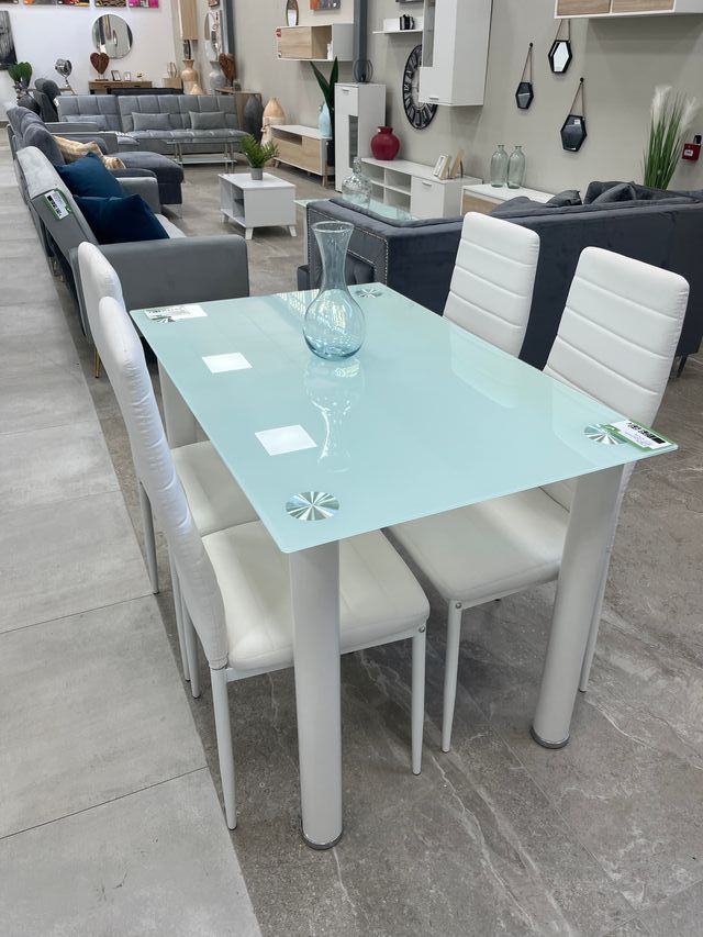Mesa de comedor con 4 sillas blancas