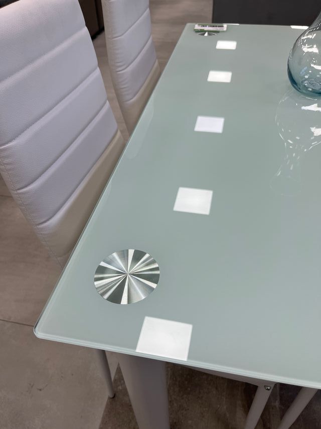 Mesa de comedor con 4 sillas blancas