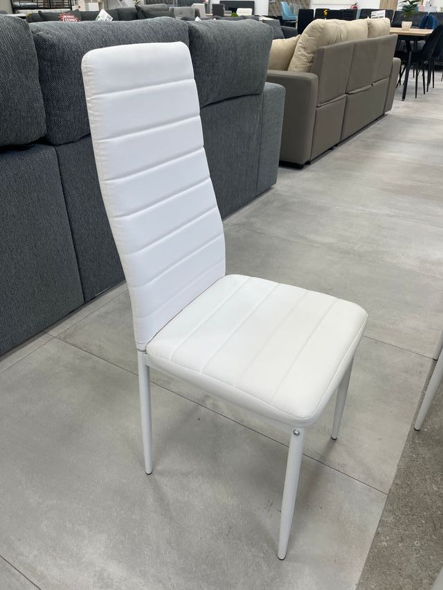 Mesa de comedor con 4 sillas blancas