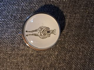 Pastillero metálico cebra