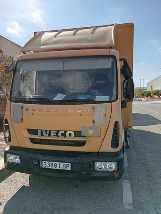 Camión Iveco Eurocargo averiado viela