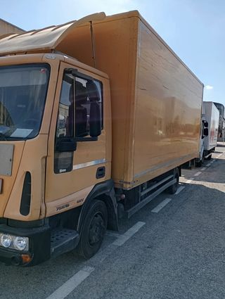 Camión Iveco Eurocargo averiado viela