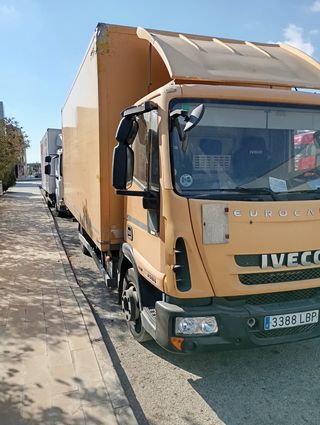 Camión Iveco Eurocargo averiado viela