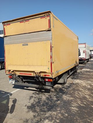 Camión Iveco Eurocargo averiado viela
