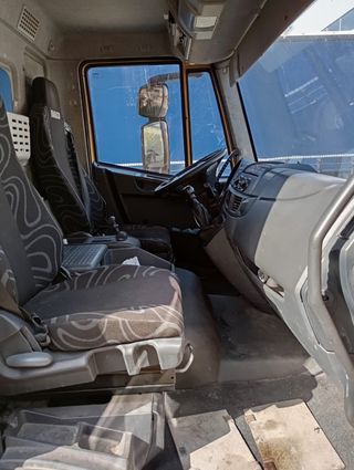 Camión Iveco Eurocargo averiado viela