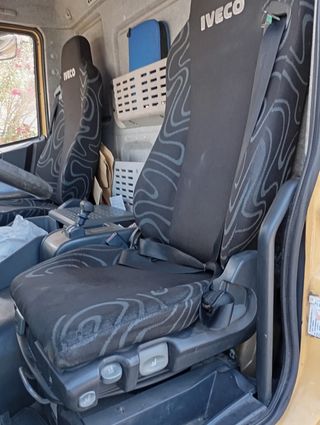 Camión Iveco Eurocargo averiado viela