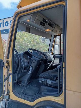 Camión Iveco Eurocargo averiado viela