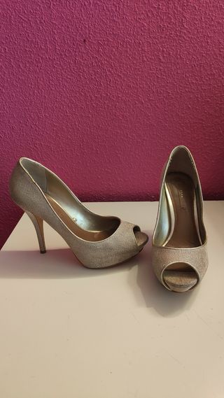 Zapatos de tacón fino dorados