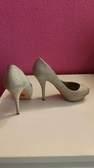 Zapatos de tacón fino dorados