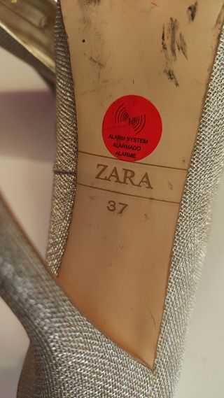 Zapatos de tacón fino dorados