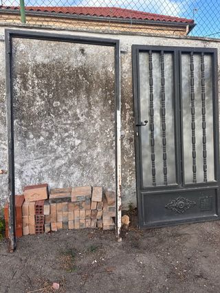 Puerta de hierro fundido