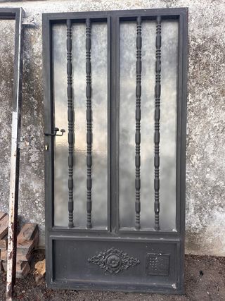 Puerta de hierro fundido