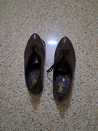 Zapatos de mujer negros con flecos