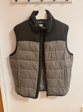 Chaleco Zara gris y verde oliva T/L