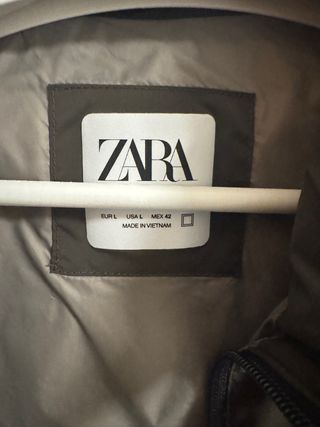 Chaleco Zara gris y verde oliva T/L