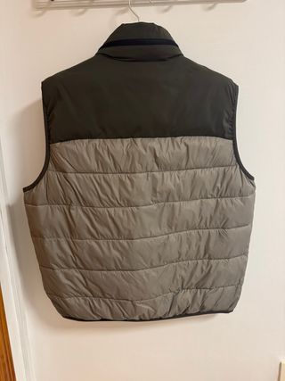 Chaleco Zara gris y verde oliva T/L