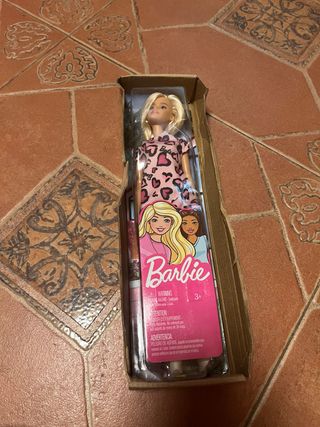 Muñeca Barbie con vestido rosa y estampado