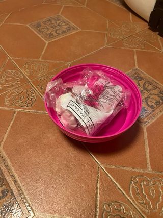 Muñeca Barbie con vestido rosa y estampado