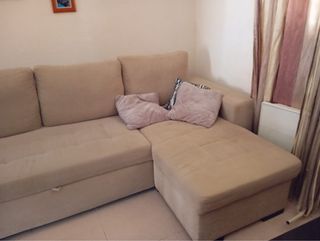Sofá beige convertible en cama