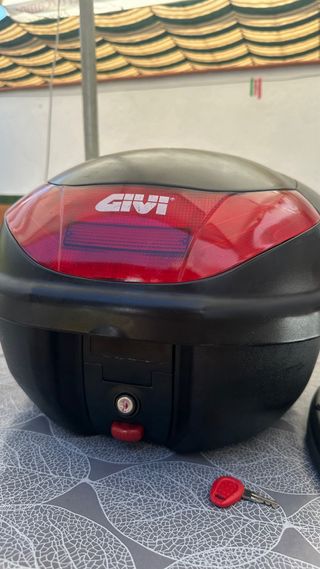 Maletero Baúl Moto Givi Negro Rojo