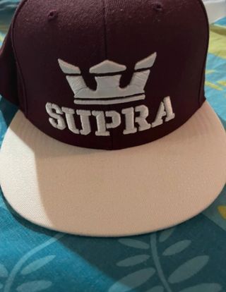 Gorra Supra Morada y Blanca