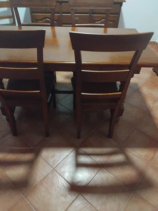 Mesa de comedor con 4 sillas