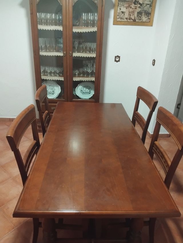 Mesa de comedor con 4 sillas