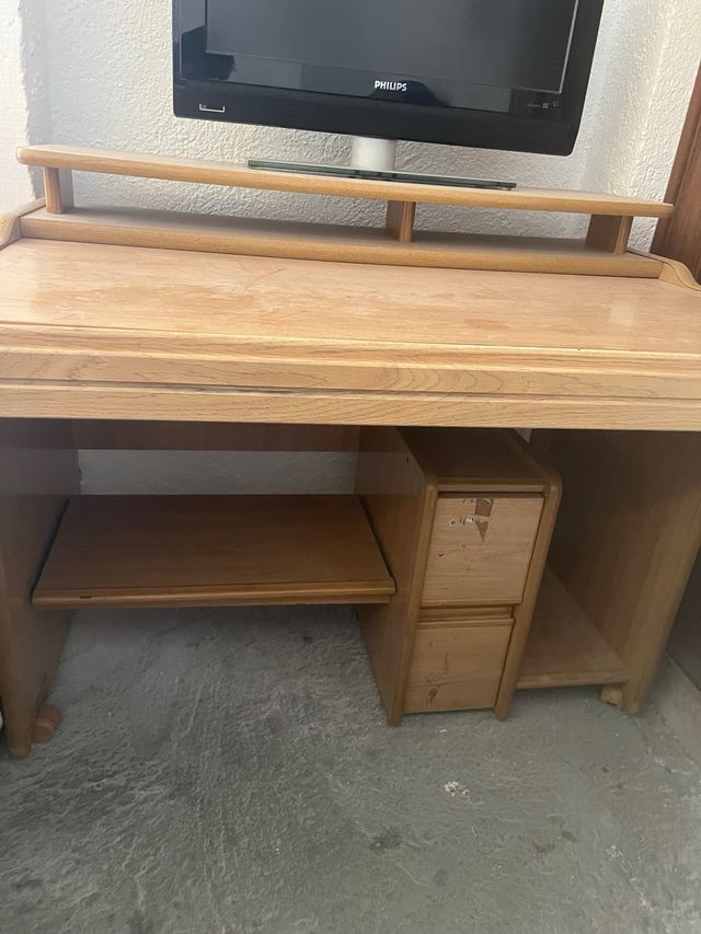 Escritorio de madera color beige