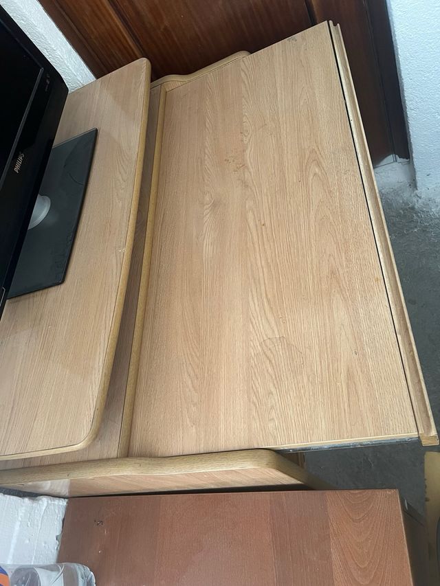 Escritorio de madera color beige