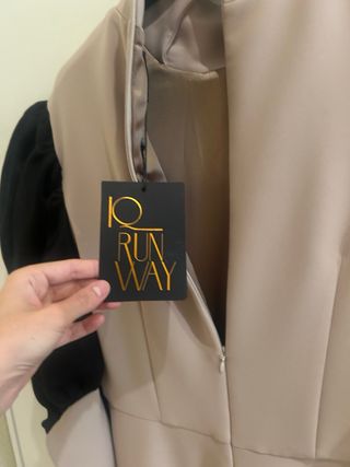 Vestido largo IQ RUNWAY beige y negro