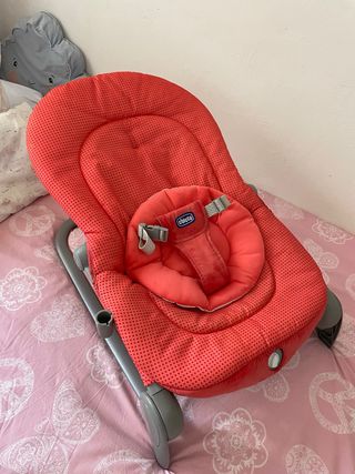 Mecedora de bebé Chicco color coral