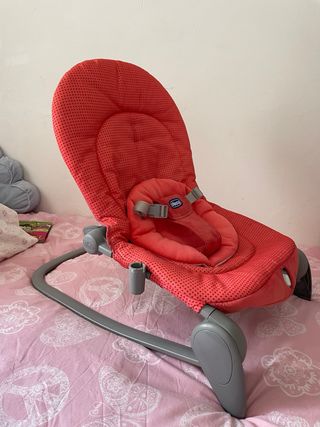 Mecedora de bebé Chicco color coral