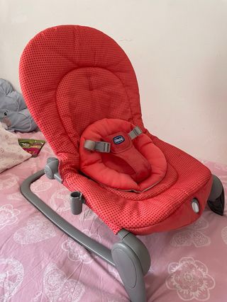 Mecedora de bebé Chicco color coral