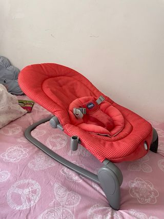 Mecedora de bebé Chicco color coral