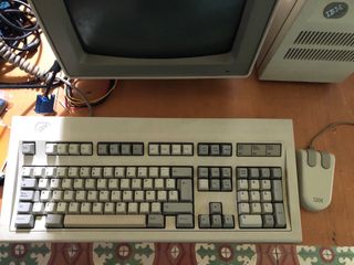IBM PS/2 8580 con teclado y ratón originales