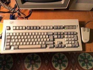 IBM PS/2 8580 con teclado y ratón originales