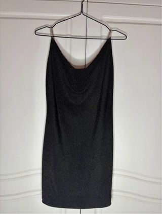 Vestido negro corto con brillo y cadena