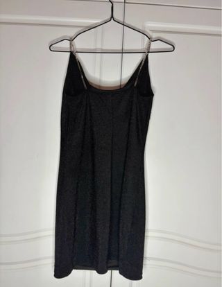 Vestido negro corto con brillo y cadena