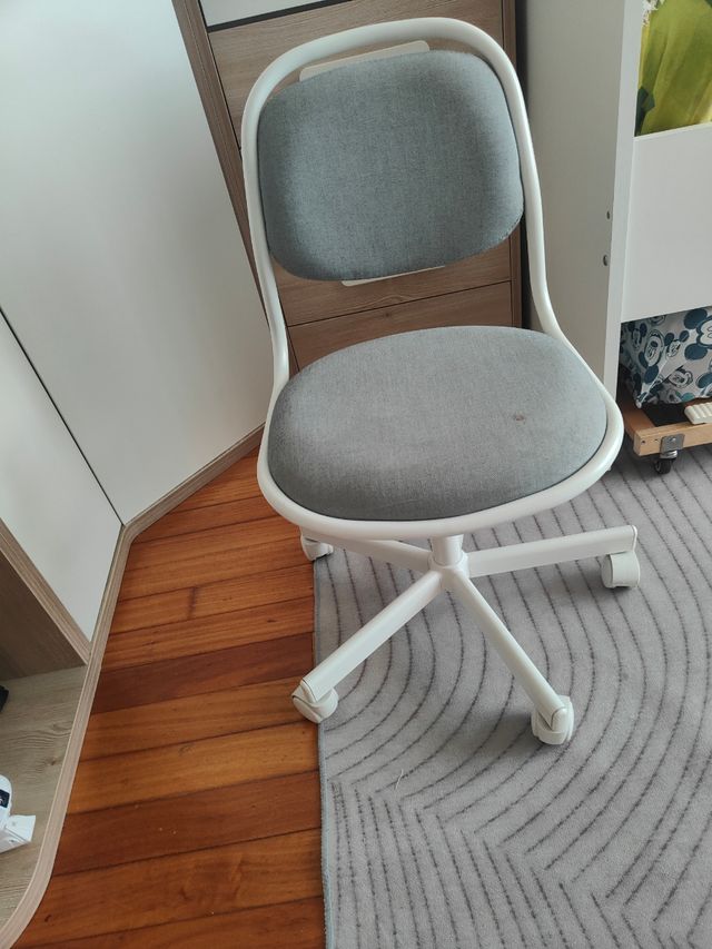 Silla infantil escritorio IKEA gris