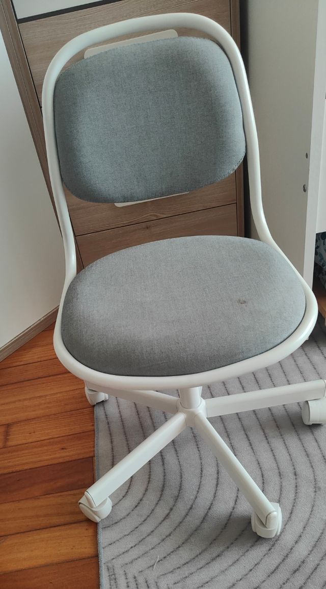 Silla infantil escritorio IKEA gris