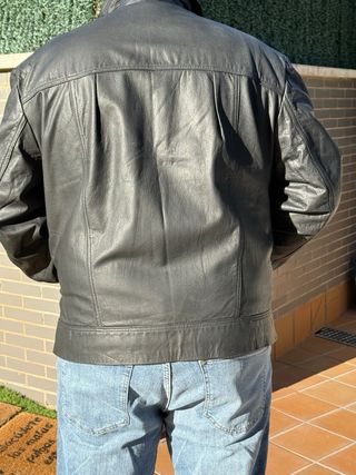 Cazadora de piel negra